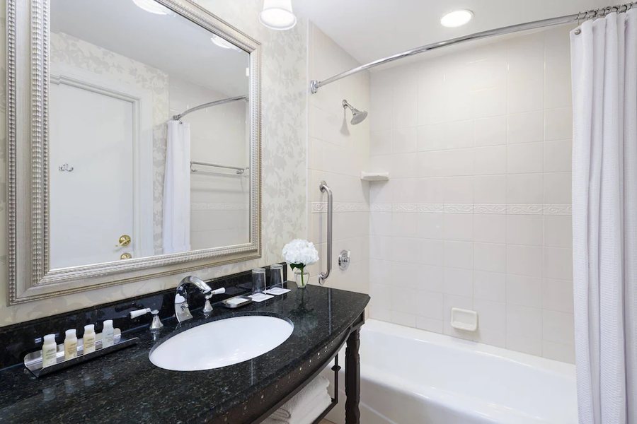 Traveler s Rest Hotel — Bathroom