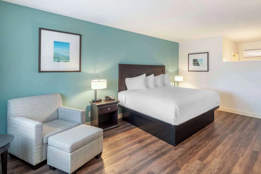Travelers Beach Inn — Guest room