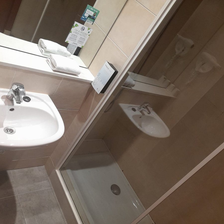 Travelodge Barcelona Fira Barcelona Catalonia — Bathroom