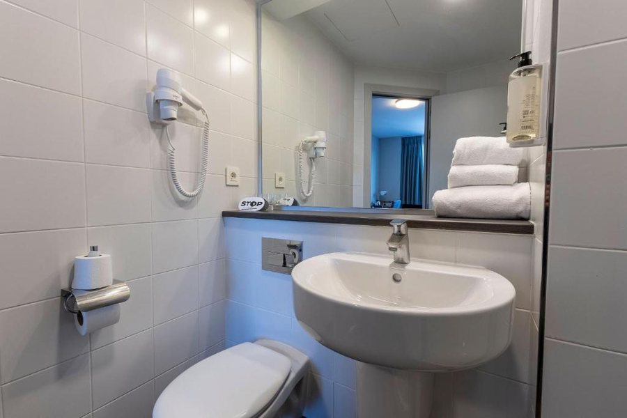 Travelodge Barcelona Poblenou Barcelona Catalonia — Bathroom