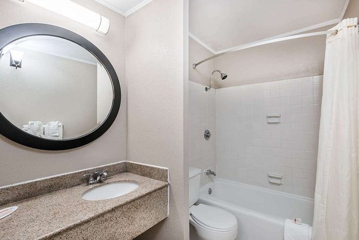 Travelodge by Wyndham Aberdeen — Bathroom