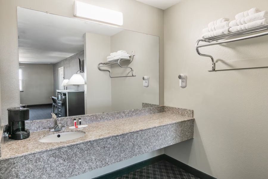 Travelodge by Wyndham Arlington Dallas Area — Bathroom