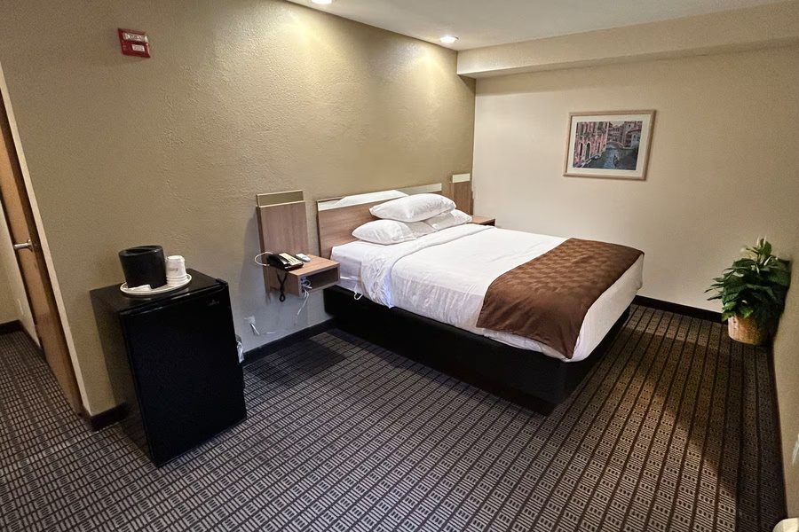 Travelodge by Wyndham Arlington Dallas Area — Guest room