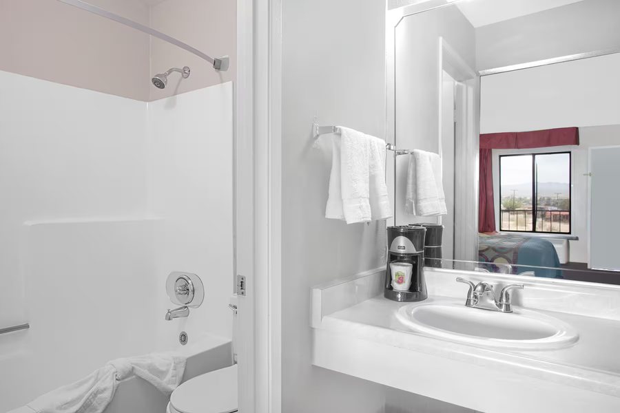 Travelodge by Wyndham Barstow — Bathroom