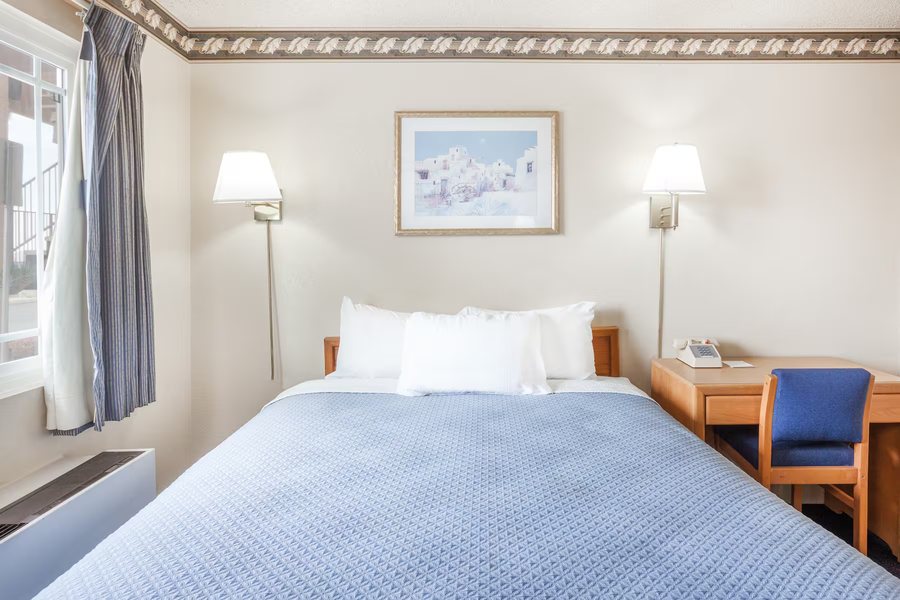 Travelodge by Wyndham Barstow — Guest room
