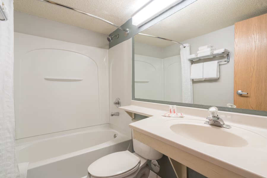 Travelodge By Wyndham Bloomington — Bathroom