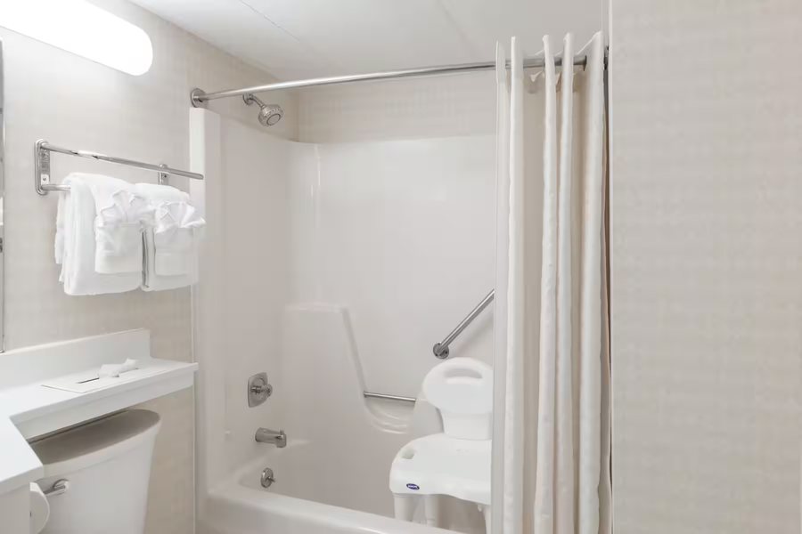 Travelodge By Wyndham Brattleboro — Bathroom