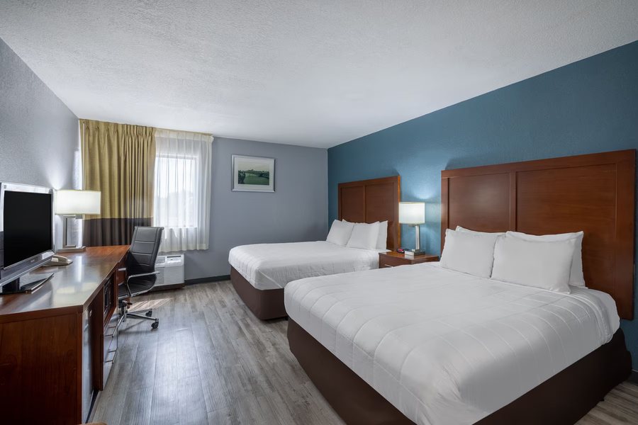 Travelodge by Wyndham Brooklyn Center — Guest room