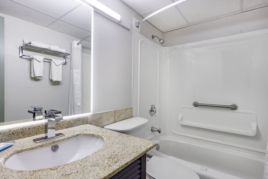 Travelodge by Wyndham Brunswick Near Fredrick — Bathroom