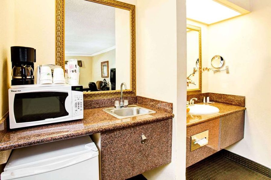 Travelodge by Wyndham Chatsworth — Bathroom