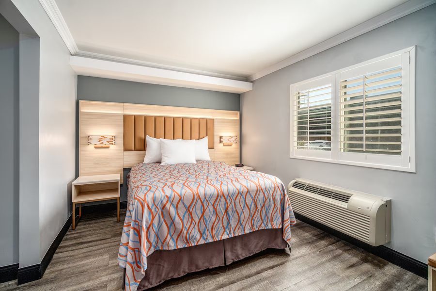 Travelodge by Wyndham Chatsworth — Guest room