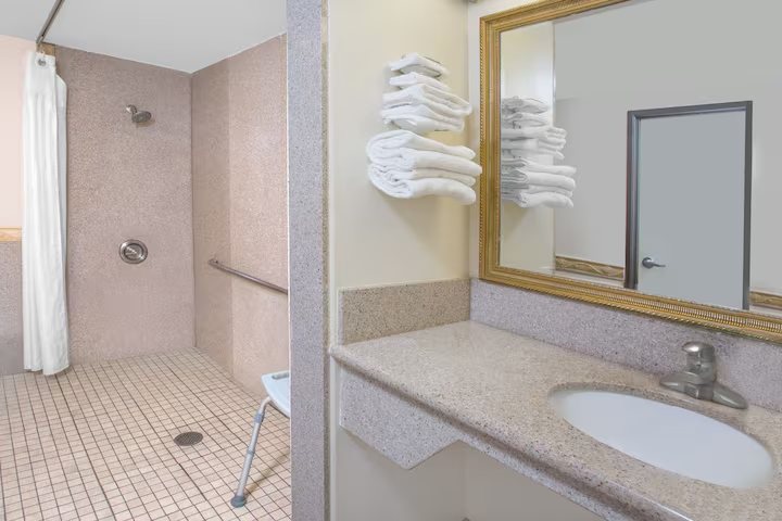 Travelodge by Wyndham Costa Mesa Newport Beach Hacienda — Bathroom