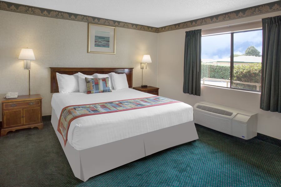 Travelodge by Wyndham Costa Mesa Newport Beach Hacienda — Guest room
