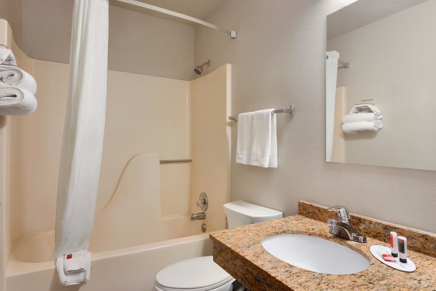 Travelodge by Wyndham Crescent City — Bathroom