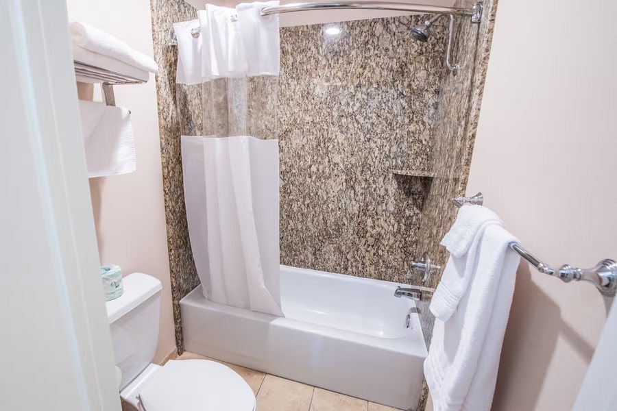 Travelodge by Wyndham Culver City — Bathroom