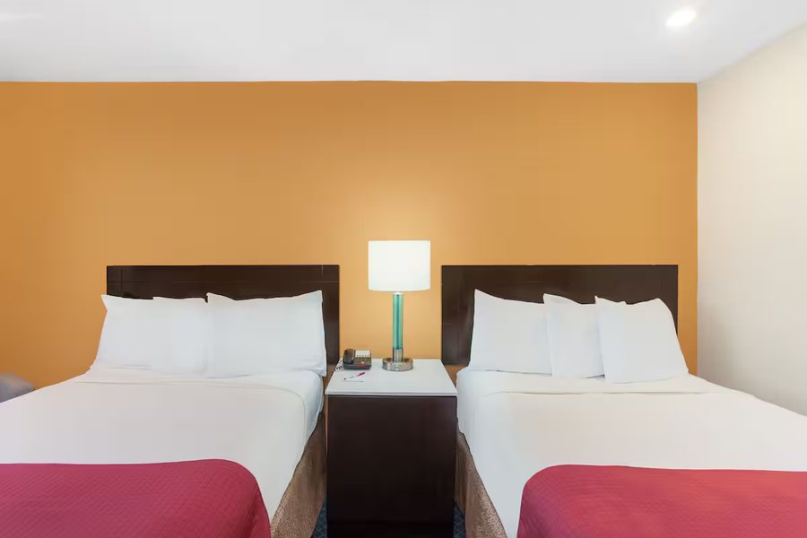 Travelodge by Wyndham Culver City — Guest room