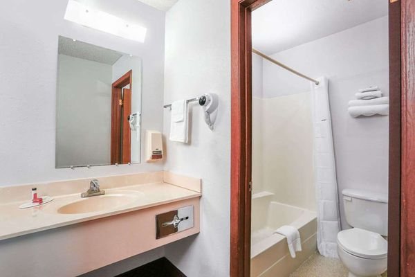 Travelodge by Wyndham Deer Lodge Montana — Bathroom