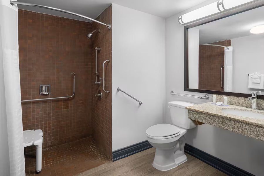 Travelodge by Wyndham Depoe Bay — Bathroom
