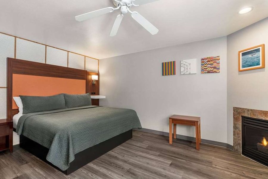 Travelodge by Wyndham Depoe Bay — Guest room
