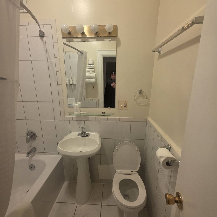 Travelodge by Wyndham Downtown Chicago — Bathroom