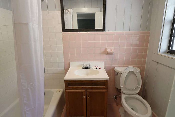 Travelodge by Wyndham Downtown Gatlinburg — Bathroom