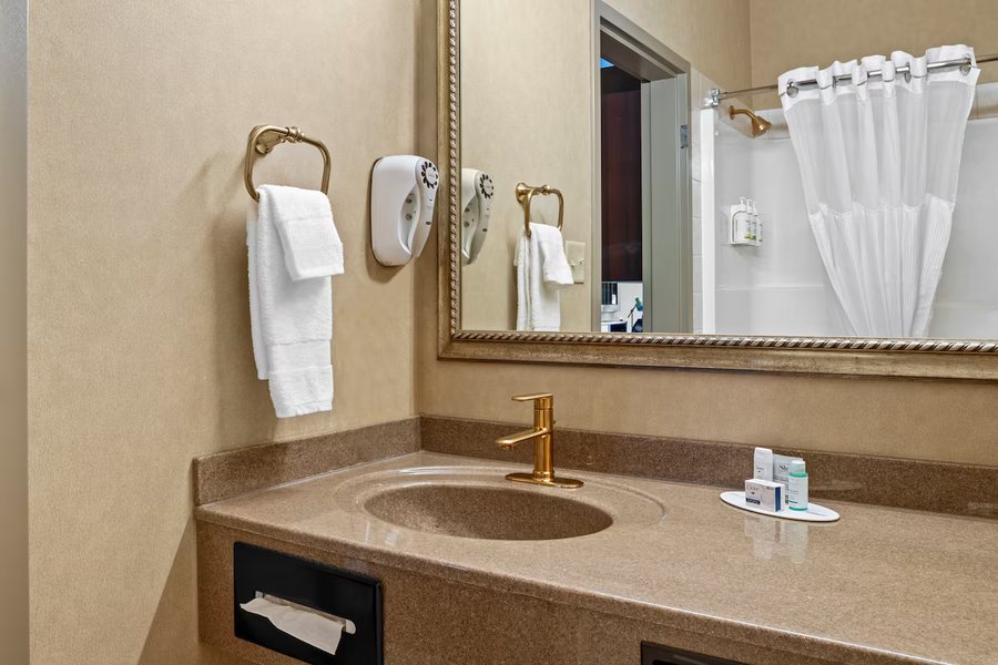Travelodge by Wyndham Drumheller — Bathroom