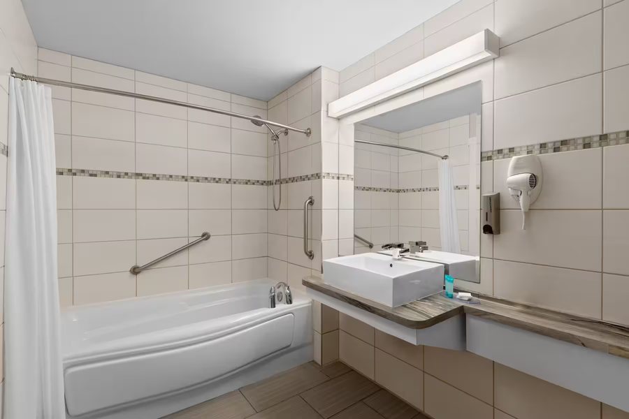 Travelodge by Wyndham Drummondville — Bathroom