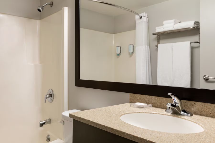 Travelodge by Wyndham Dunsmuir — Bathroom