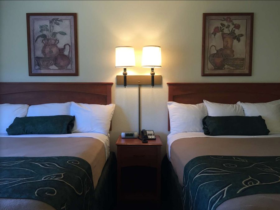 Travelodge by Wyndham Dunsmuir — Guest room