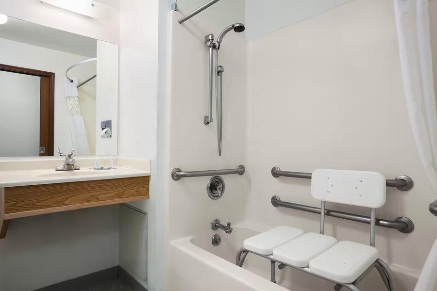Travelodge by Wyndham Elko NV — Bathroom