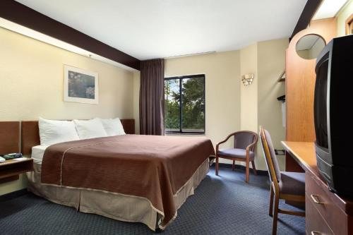 Travelodge by Wyndham Fort Myers Airport — Guest room