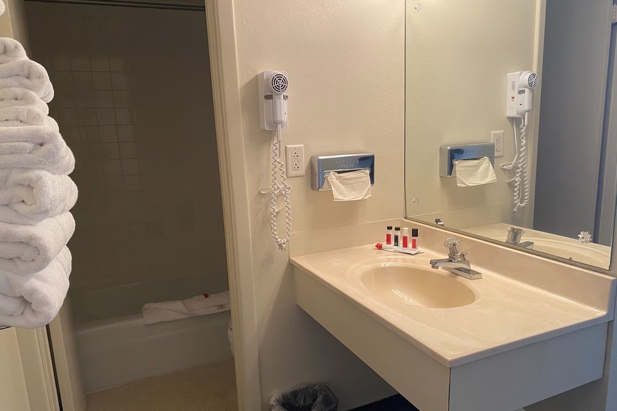 Travelodge by Wyndham Fort Scott Fort Scott Kansas — Bathroom