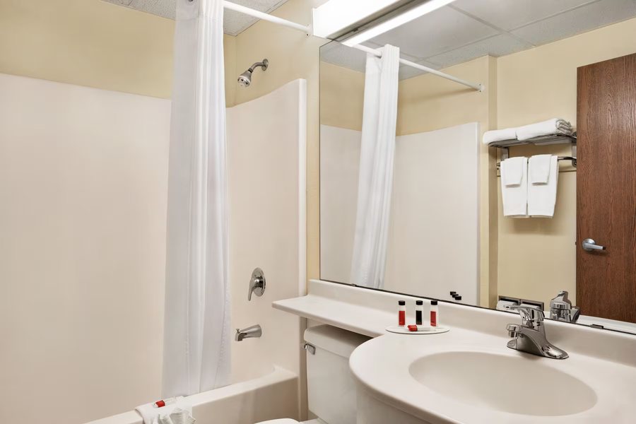 Travelodge by Wyndham Fort Wayne North — Bathroom