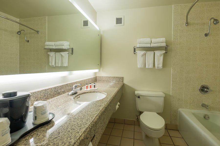Travelodge by Wyndham Fullerton Near Anaheim — Bathroom