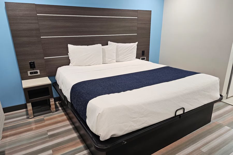 Travelodge by Wyndham Fullerton Near Anaheim — Guest room