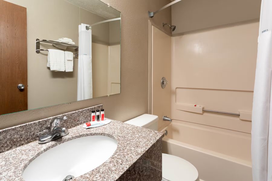 Travelodge by Wyndham Gillette — Bathroom