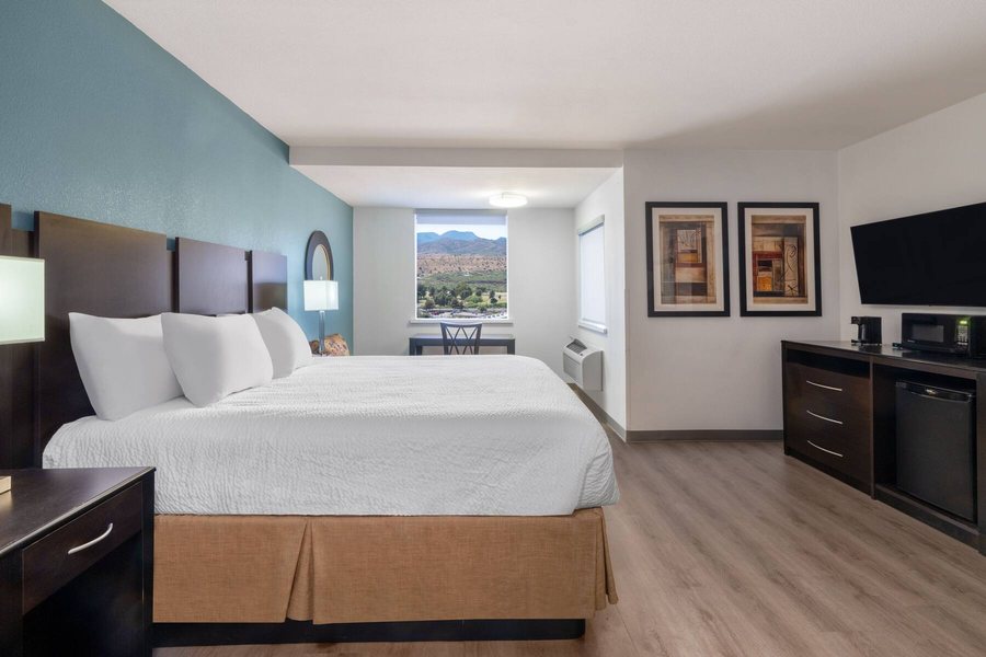 Travelodge by Wyndham Globe AZ — Guest room