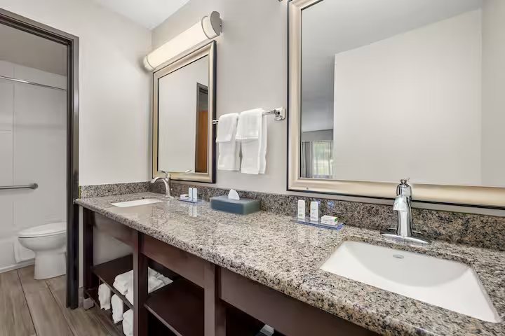 Travelodge by Wyndham Grants Pass — Bathroom