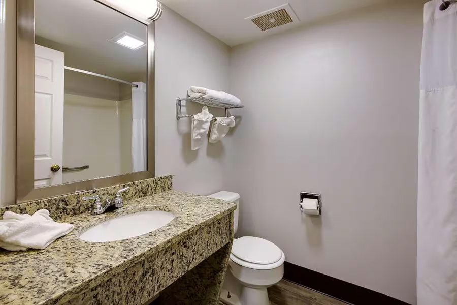 Travelodge by Wyndham Great Barrington Berkshires — Bathroom