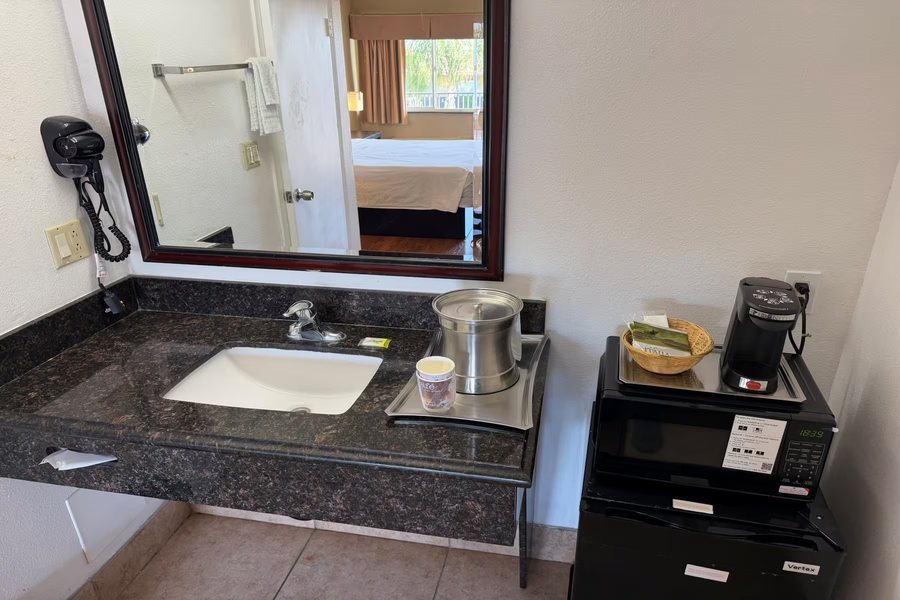 Travelodge by Wyndham Hemet CA — Bathroom