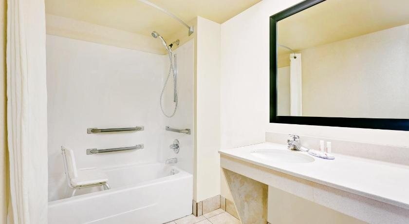 Travelodge by Wyndham Hinesville — Bathroom