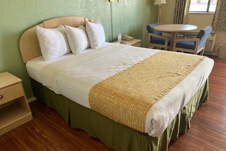 Travelodge by Wyndham Holbrook — Guest room