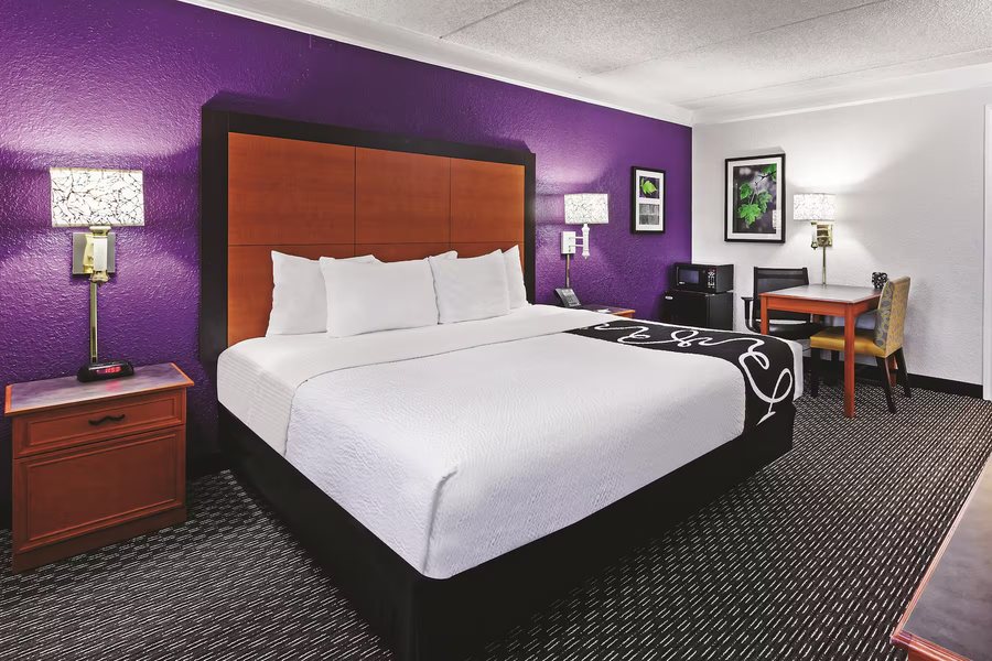 Travelodge by Wyndham Houston Cy Fair — Guest room