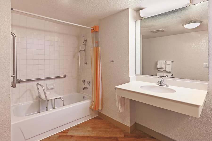 Travelodge by Wyndham Houston Hobby Airport — Bathroom