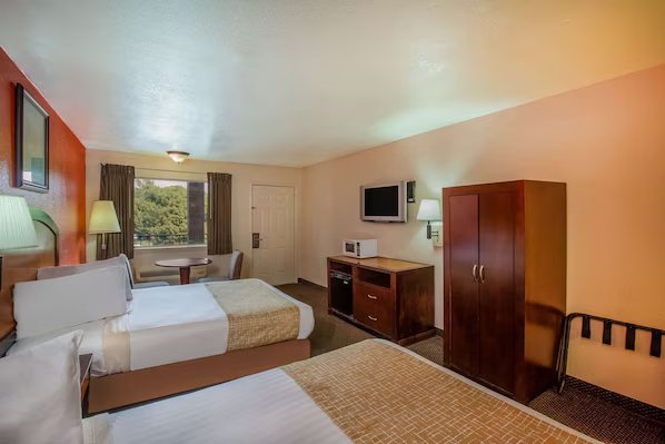 Travelodge by Wyndham Houston Hobby Airport — Guest room