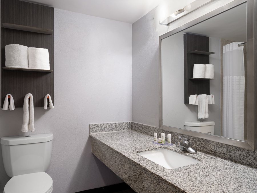 Travelodge by Wyndham Indianapolis Speedway — Bathroom
