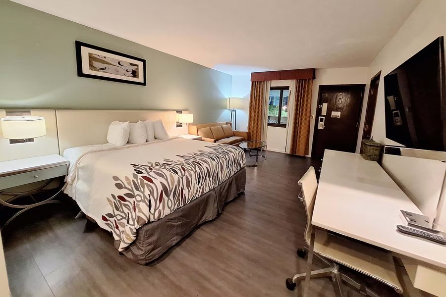 Travelodge by Wyndham Indianapolis Speedway — Guest room