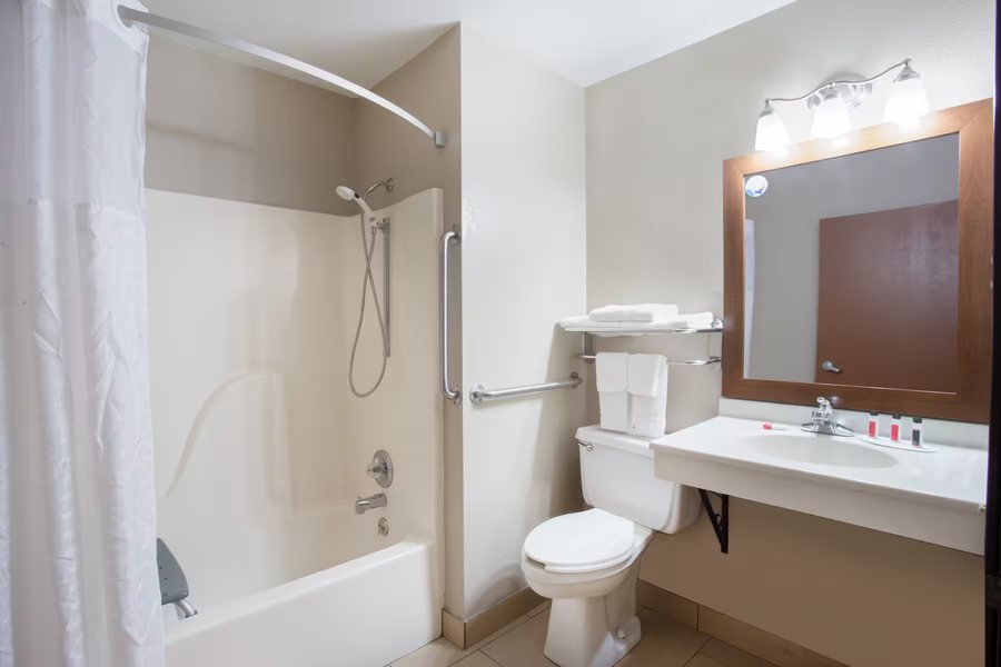 Travelodge by Wyndham Iowa City — Bathroom