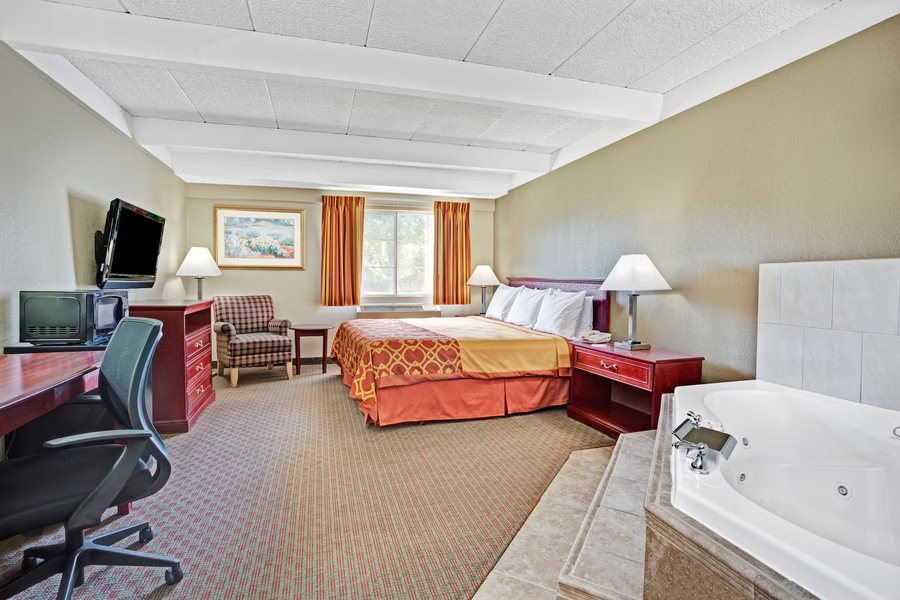 Travelodge by Wyndham Iowa City — Guest room