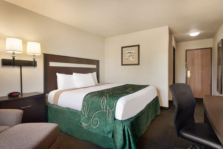 Travelodge by Wyndham Jefferson City — Guest room
